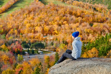 Sonbaharda Sanatçının Kayalıklarında Yürüyüş yapan Kadın