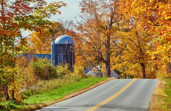 Шоссе в осенний день, Вермонт, США. — стоковое фото