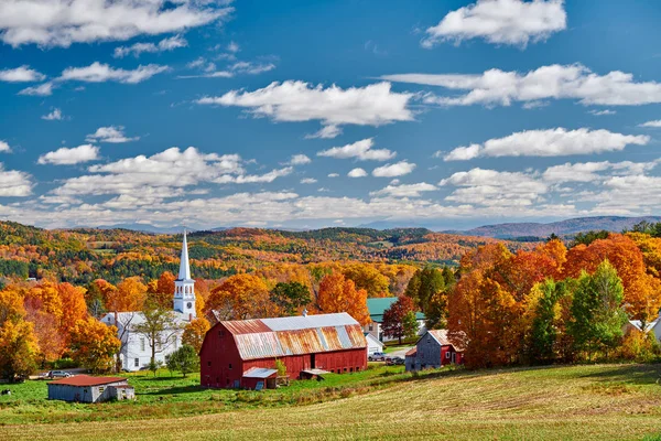 Iglesia y granja con granero rojo en otoño — Foto de Stock