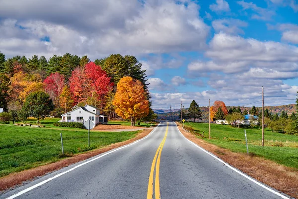 Carretera en el soleado día de otoño —  Fotos de Stock