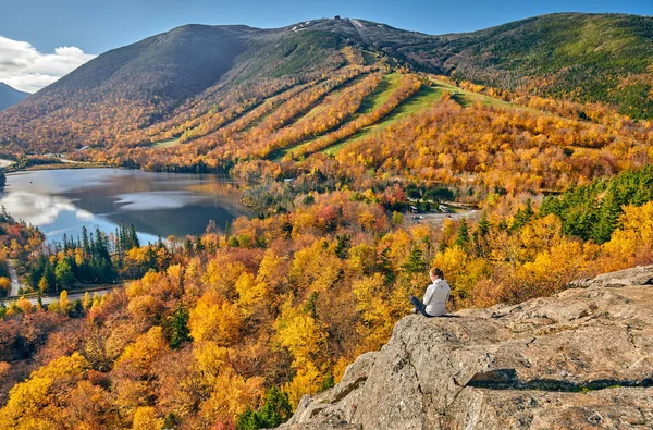 Senderismo de mujeres en Artist 's Bluff en otoño —  Fotos de Stock