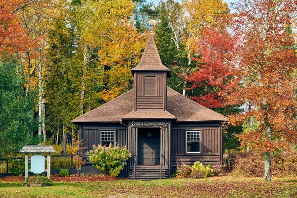Sonbaharda çok eski kütük kilise — Stok fotoğraf