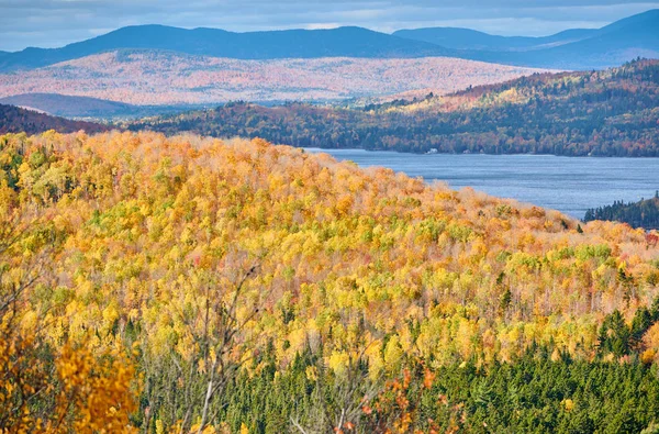 Lago Mooselookmeguntic in autunno, Maine, Stati Uniti . — Foto Stock