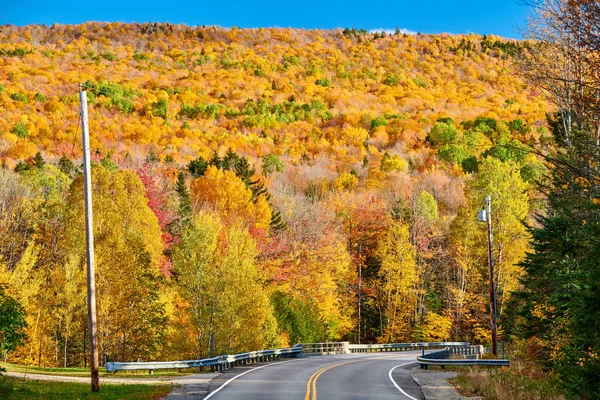 Highway bij Autumn Day, Maine, USA. — Stockfoto