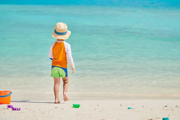 Tre anni bambino che gioca sulla spiaggia — Foto Stock