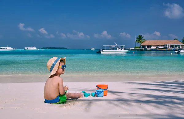 Tre år gammal småbarn leker på stranden — Stockfoto