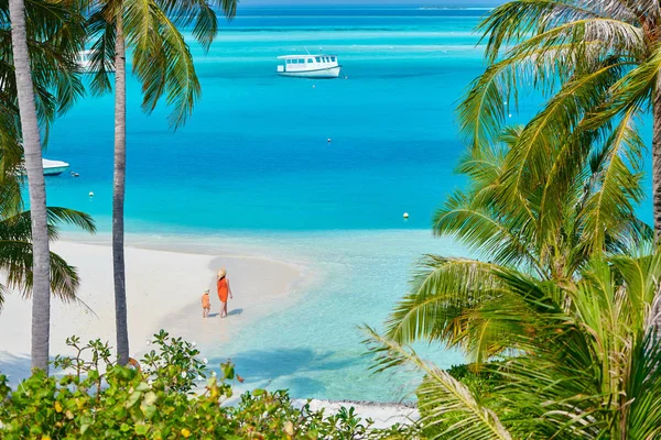 Kleinkind am Strand mit Mutter — Stockfoto