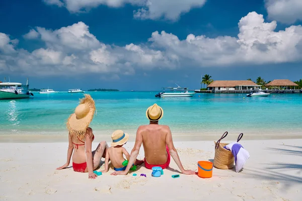 Familie mit dreijährigem Jungen am Strand — Stockfoto