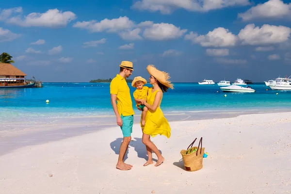 Famille avec garçon de trois ans sur la plage — Photo