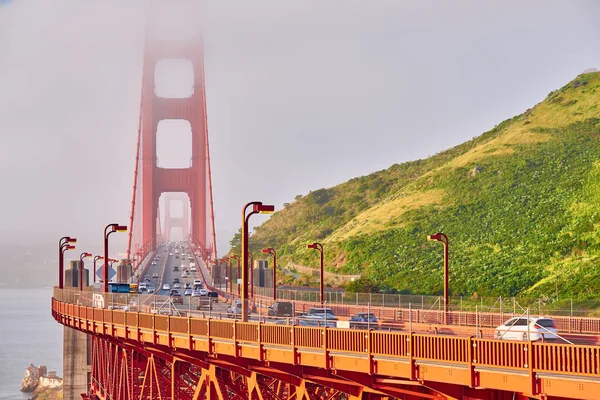 Golden Gate Vista del puente en la mañana brumosa — Foto de Stock