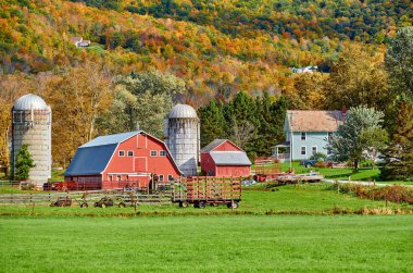 Vermont 'ta kırmızı ahır ve siloları olan bir çiftlik.