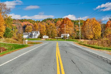 Güneşli sonbahar gününde otoyol 