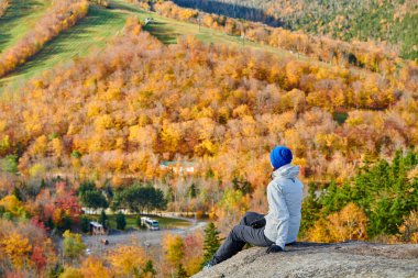 Sonbaharda Sanatçının Kayalıklarında Yürüyüş yapan Kadın