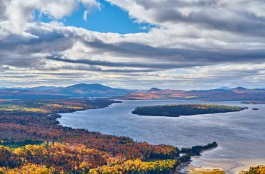 Sonbahar mooselookmeguntic Gölü, Maine, ABD. 