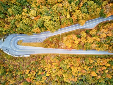 Manzaralı otoyol saç tokası sonbaharda dönüyor