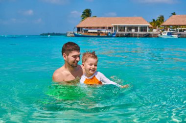 Yürümeye başlayan çocuk babası ile yüzmeyi öğrenir