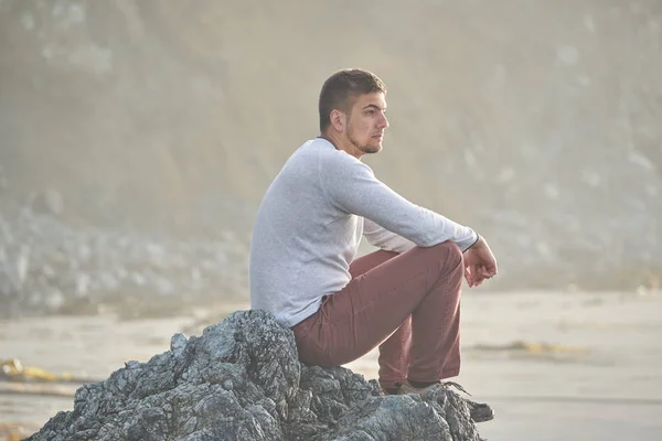 Un homme seul à la plage de la côte Pacifique des États-Unis — Photo