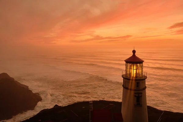 Heceta Head Lighthouse o zachodzie słońca, zbudowany w 1892 roku — Zdjęcie stockowe