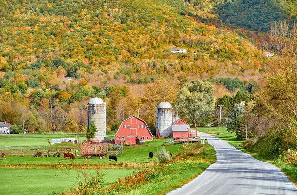 Granja con granero rojo y silos en Vermont — Foto de Stock