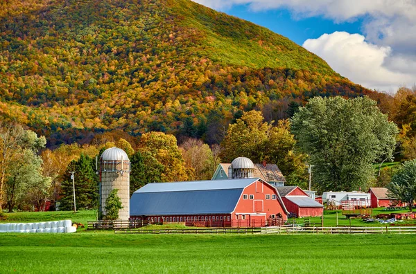 Vermont 'ta kırmızı ahır ve siloları olan bir çiftlik. — Stok fotoğraf
