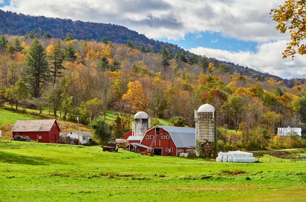 Granja con granero rojo y silos en Vermont —  Fotos de Stock