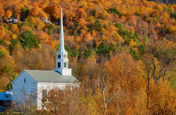 Sonbaharda Stowe kasabasındaki İkonik New England Kilisesi — Stok fotoğraf