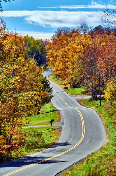 Autostradă în ziua de toamnă, Vermont, SUA . — Fotografie, imagine de stoc