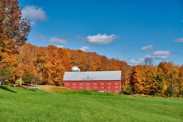Fazenda perto da rodovia no dia de outono, Vermont, EUA. — Fotografia de Stock