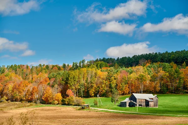 Herbstlandschaft mit altem Haus — Stockfoto