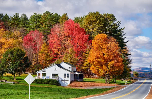 Autobahn an sonnigem Herbsttag — Stockfoto