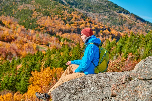 Backpacker man bij Artist 's Bluff in de herfst — Stockfoto