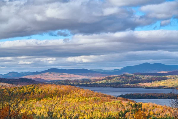 Mooselookmeguntic Lake in de herfst, Maine, Verenigde Staten. — Stockfoto