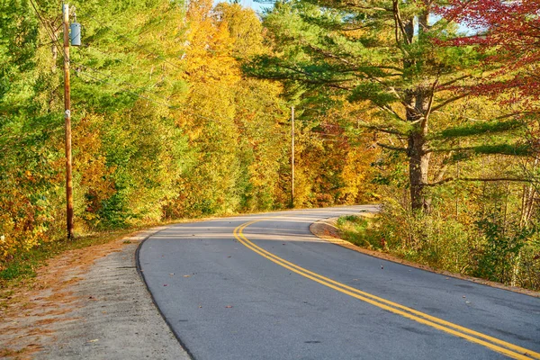 Estrada no dia de outono, Maine, EUA . — Fotografia de Stock