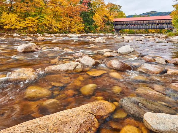Swift folyó és a régi fedett híd ősszel — Stock Fotó