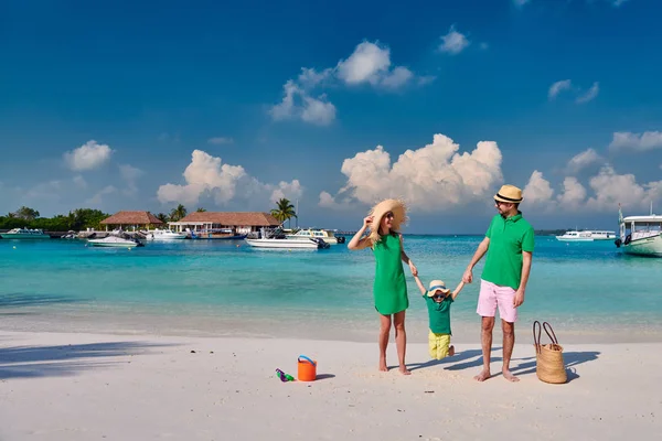 Familie mit dreijährigem Jungen am Strand — Stockfoto