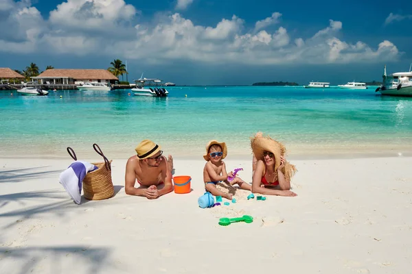 해변에서 세 살배기 아들과 함께 있는 가족 — 스톡 사진