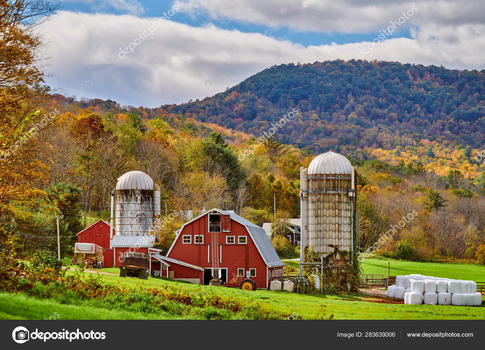 Granja con granero rojo y silos en Vermont — Foto de stock #283639006 ©  haveseen, image size:1600x1154