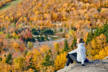 Sonbaharda Sanatçının Kayalıklarında Yürüyüş yapan Kadın