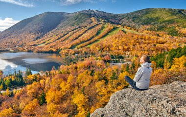 Sonbaharda Sanatçının Kayalıklarında Yürüyüş yapan Kadın