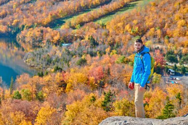 Sonbaharda Sanatçının Kayalıklarında sırt çantalı adam
