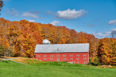Sonbahar gününde otoyolun yakınındaki çiftlik, Vermont, ABD.