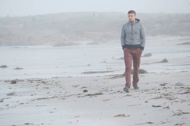 ABD Pasifik kıyısında Plajı'nda yalnız adam 