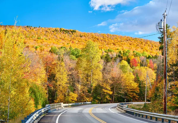 秋の日の高速道路、メイン州、アメリカ合衆国. — ストック写真