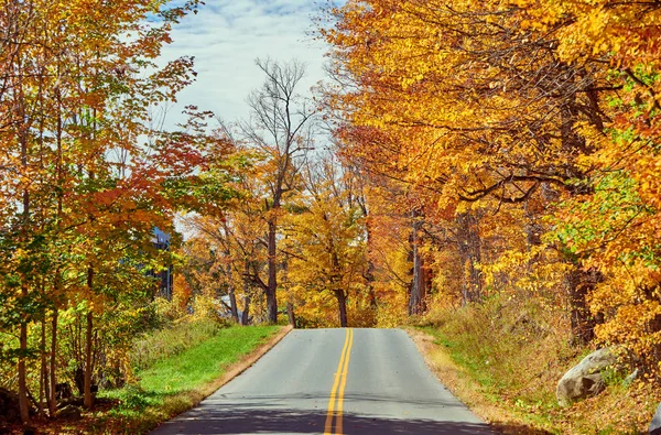 Highway at autumn day, Vermont, Verenigde Staten. — Stockfoto
