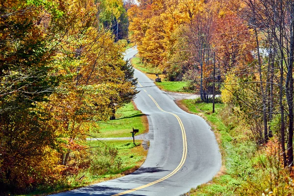 Highway at autumn day, Vermont, Verenigde Staten. — Stockfoto