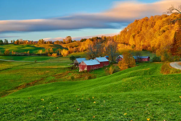 Jenne Farm com celeiro na ensolarada manhã de outono — Fotografia de Stock