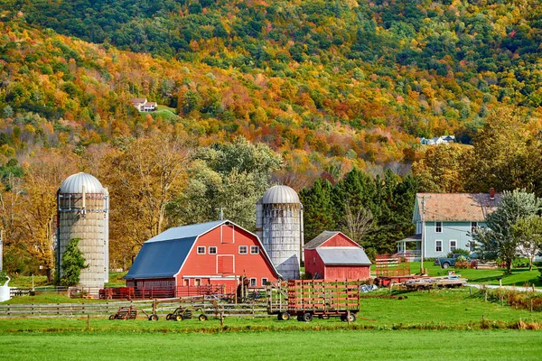 Vermont 'ta kırmızı ahır ve siloları olan bir çiftlik. — Stok fotoğraf