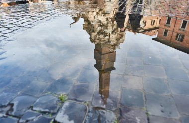 Arnavut kaldırımlı tuğla Piazza Navona 'da ıslak sokak döşeli