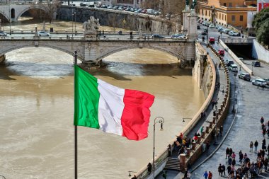 Roma 'da Tiber Nehri ve Italya bayrağı