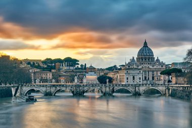 Akşam Roma 'da Aziz Peter Katedrali ve Tiber Nehri